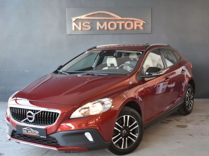 VOLVO V40 CROSS COUNTRY D2 MOMENTUM 2.0 DIESEL 120CV - UNICO PROPIETARIO - IVA DEDUCIBLE