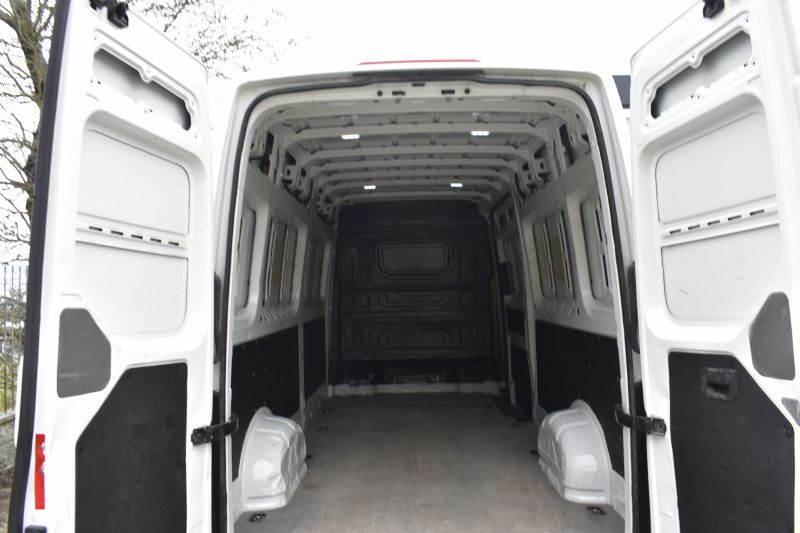 VOLKSWAGEN CRAFTER 35 FURGON BL TA L4H3 2.0TDI 140CV - NACIONAL - UNICO PROPIETARIO - IVA DEDUCIBLE