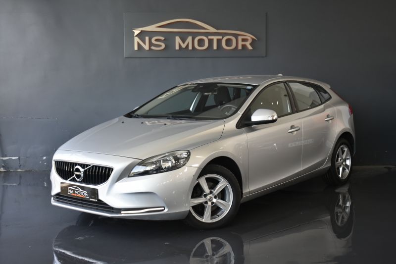 VOLVO V40 D2 KINETEC 120CV - UNICO PROPIETARIO - IVA DEDUCIBLE 