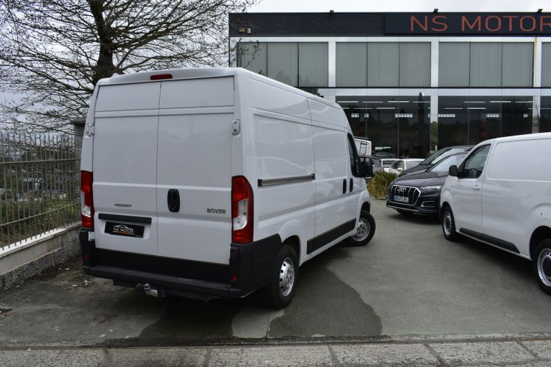 PEUGEOT BOXER FURGÓN TECHO ELEVADO 335 L2H2 PREMIUM 2.0 BLUEHDI 140CV - NACIONAL - UNICO PROPIETARIO - IVA DEDUCIBLE