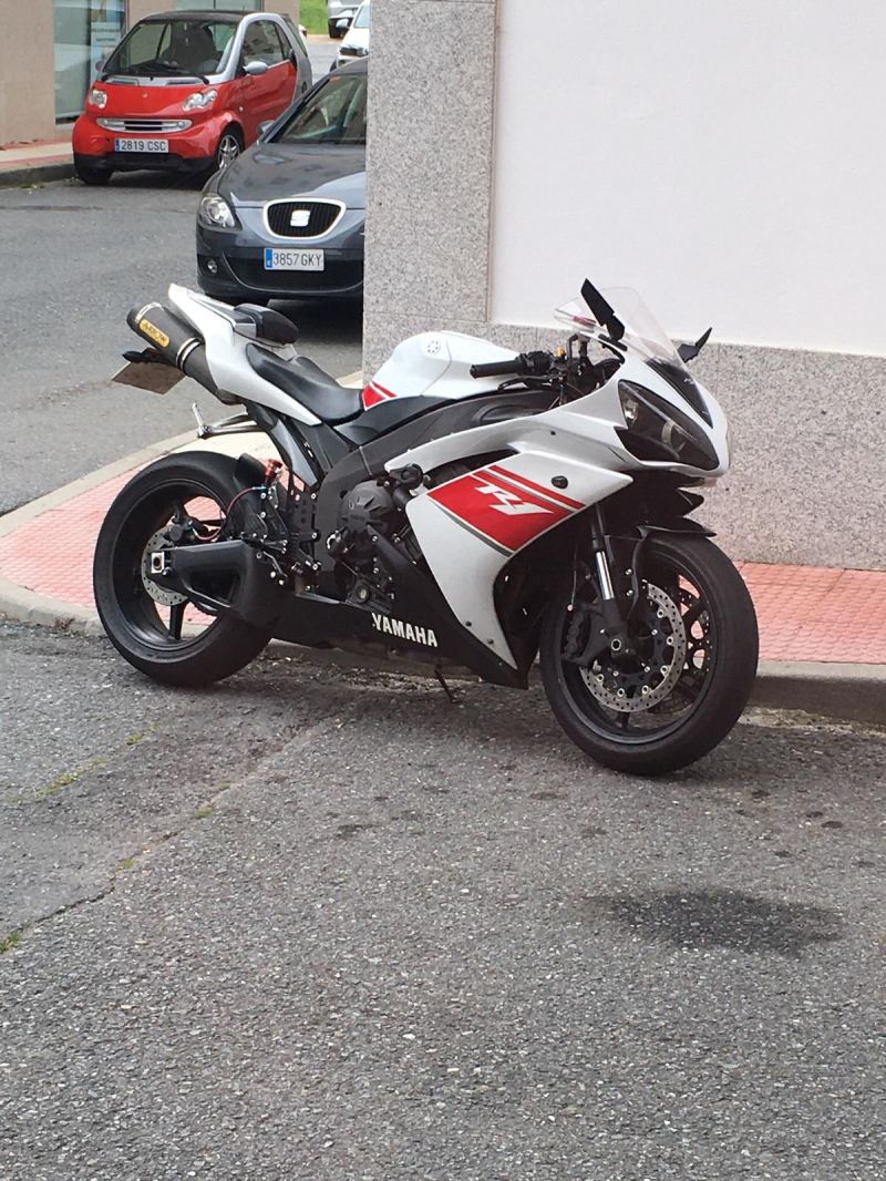 YAMAHA R1 RESTYLING